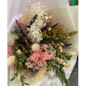 Bouquet de fleurs séchées dans les tons de lavande, rose, blanc et vert