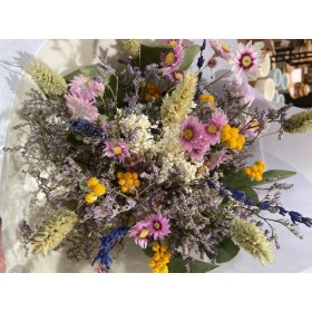 Bouquet de fleurs séchées dans les tons de rose, violet, jaune et vert