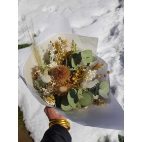 Bouquet de fleurs séchées dans les tons naturels de blanc, vert, blé
